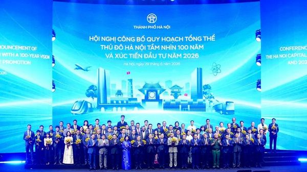 Lãnh đạo Trung ương và Hà Nội chúc mừng, tặng hoa tới các doanh nghiệp, nhà đầu tư, đối tác tiêu biểu trong nước và quốc tế - Sputnik Việt Nam