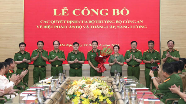 Lãnh đạo Bộ Tư lệnh CSCĐ và Ủy ban Kiểm tra Đảng ủy Công an Trung ương tặng hoa Đại tá Vũ Cao Sơn tại buổi lễ. - Sputnik Việt Nam
