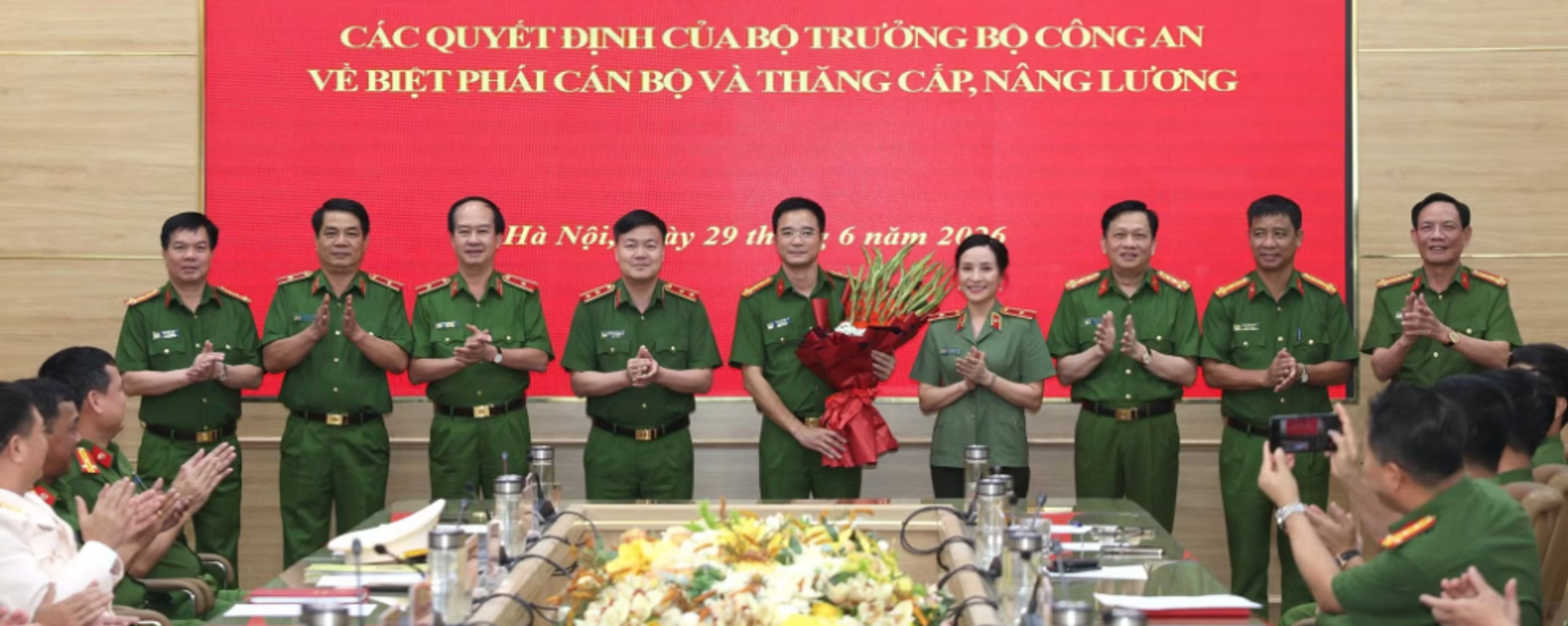 Lãnh đạo Bộ Tư lệnh CSCĐ và Ủy ban Kiểm tra Đảng ủy Công an Trung ương tặng hoa Đại tá Vũ Cao Sơn tại buổi lễ. - Sputnik Việt Nam, 1920, 30.06.2026
