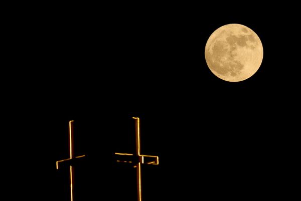"Trăng dâu tây" trên cây thánh giá của Nhà thờ Thánh Anthony ở Cairo, Ai Cập - Sputnik Việt Nam