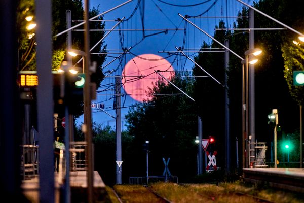Mặt trăng trên ga tàu điện ngầm ở Frankfurt, Đức - Sputnik Việt Nam
