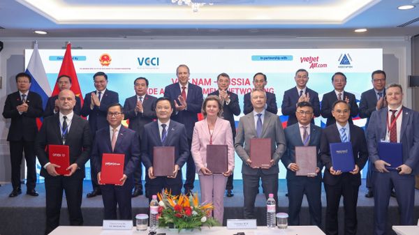 Các thành viên tham gia lễ ký kết Biên bản Ghi nhớ về thành lập Trung tâm công nghệ sản xuất bồi đắp (additive manufacturing) tại Đông Nam Á dựa theo mẫu của Nga. - Sputnik Việt Nam