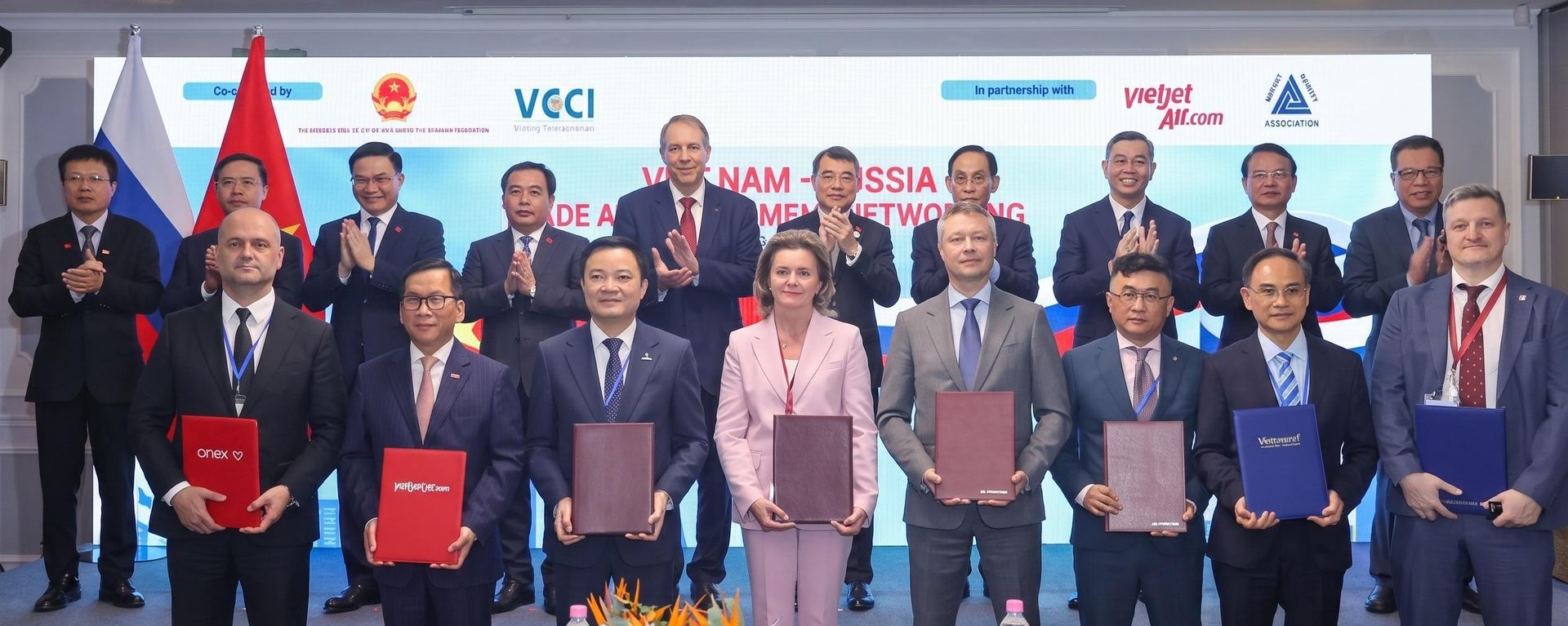 Các thành viên tham gia lễ ký kết Biên bản Ghi nhớ về thành lập Trung tâm công nghệ sản xuất bồi đắp (additive manufacturing) tại Đông Nam Á dựa theo mẫu của Nga. - Sputnik Việt Nam, 1920, 30.06.2026