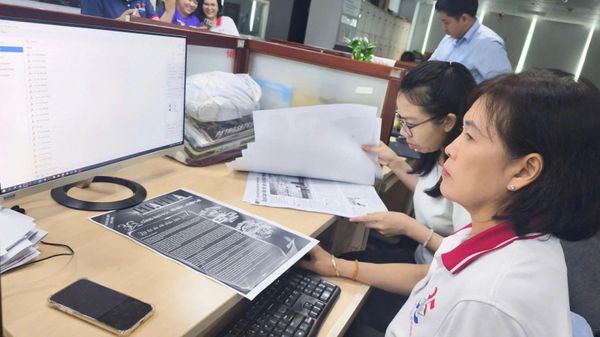 Các biên tập viên, phóng viên của Báo Pháp Luật TP Hồ Chí Minh thực hiện số báo in cuối cùng vào ngày 29/6 - Sputnik Việt Nam