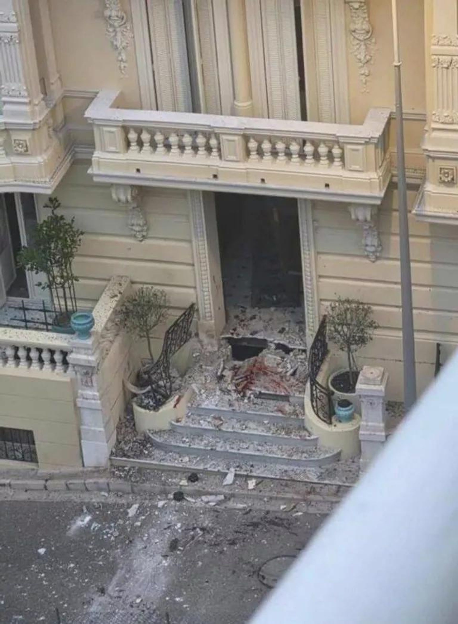 Lối vào một tòa nhà ở Monaco bị hư hại do vụ nổ sau vụ ám sát hụt nhằm vào ông trùm kinh doanh người Ukraina Vadim Ermolaev - Sputnik Việt Nam, 1920, 01.07.2026
