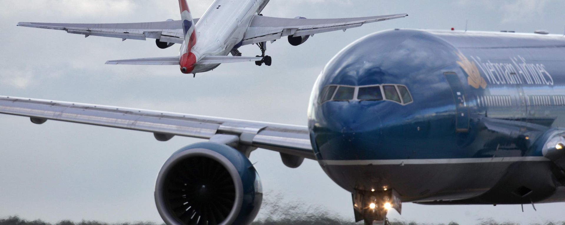 Một chiếc Boeing 777 của Vietnam Airlines (bên phải) và một chiếc Boeing 767 của British Airways - Sputnik Việt Nam, 1920, 22.07.2026