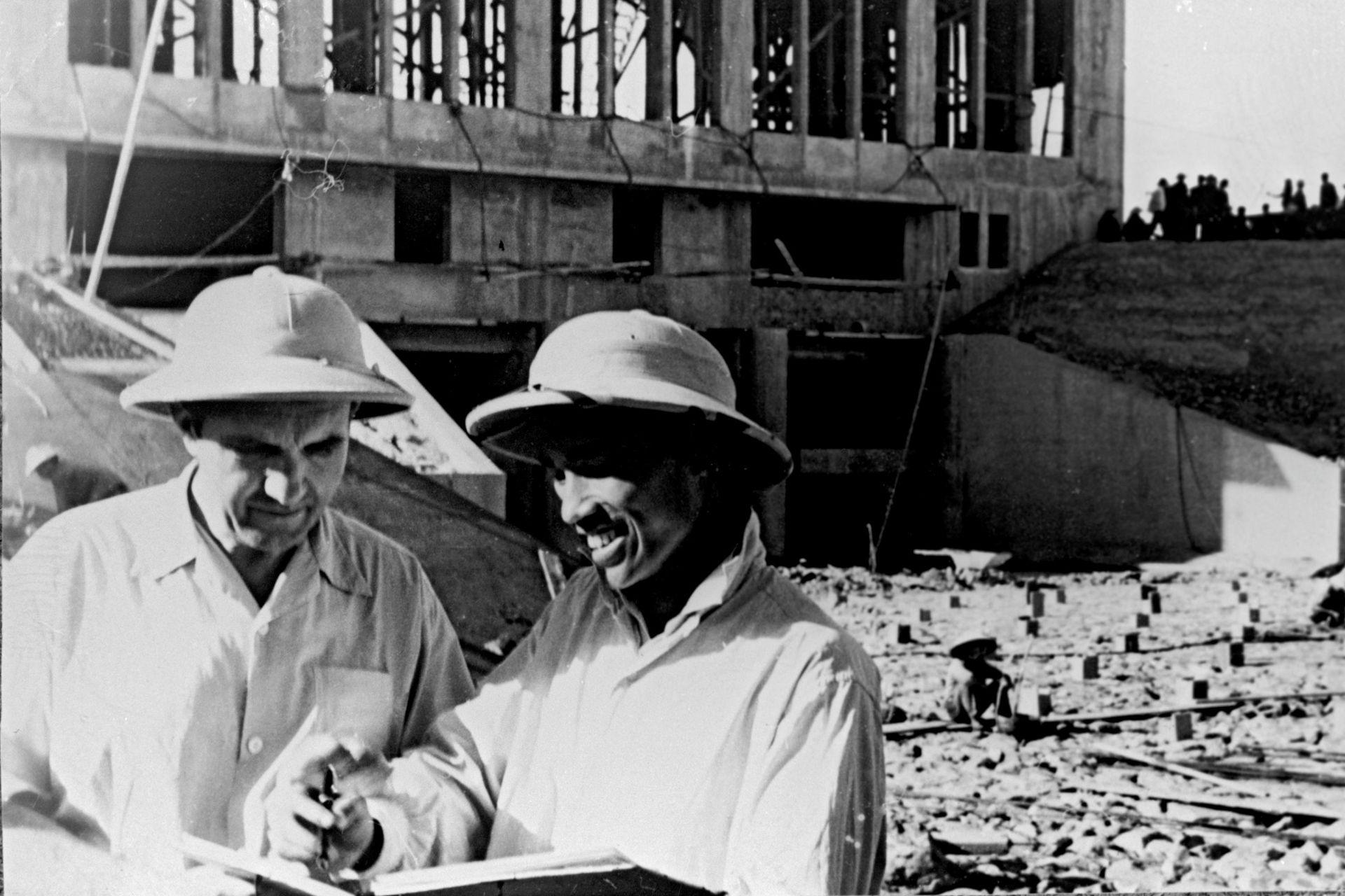 Chuyên gia Liên Xô M. Kiparisov và kỹ sư Đoàn Thế Kỳ tại công trình xây dựng nhà máy thủy điện Bàn Thạch ở tỉnh Thanh Hóa - Sputnik Việt Nam, 1920, 02.07.2026
