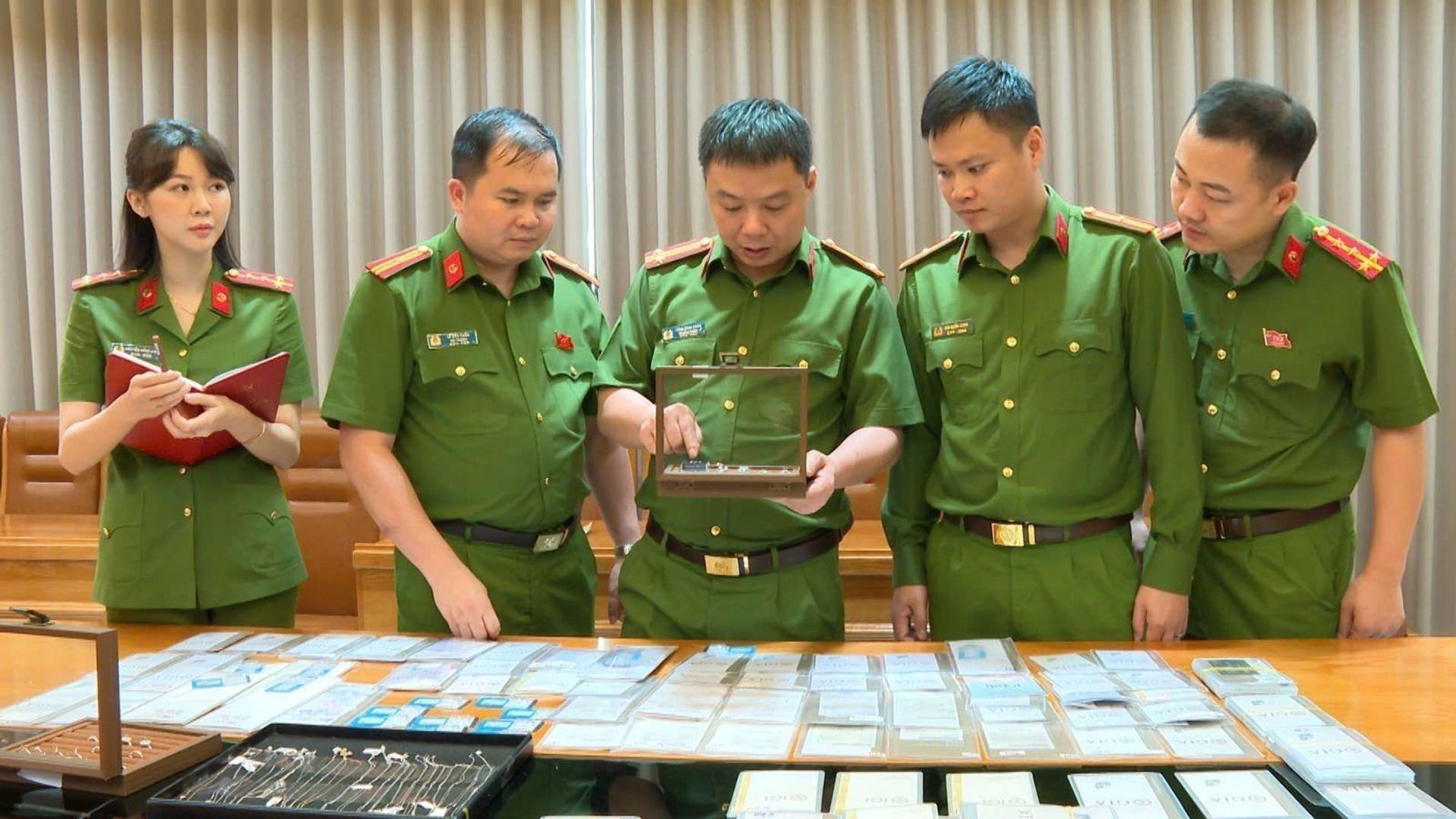 Thanh Hóa: Khởi tố 22 bị can, thu giữ 1.100 viên kim cương các loại từ đường dây buôn lậu kim cương xuyên quốc gia - Sputnik Việt Nam, 1920, 03.07.2026