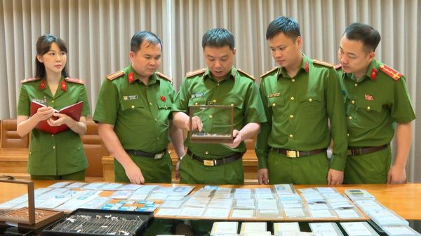 Thanh Hóa: Khởi tố 22 bị can, thu giữ 1.100 viên kim cương các loại từ đường dây buôn lậu kim cương xuyên quốc gia - Sputnik Việt Nam