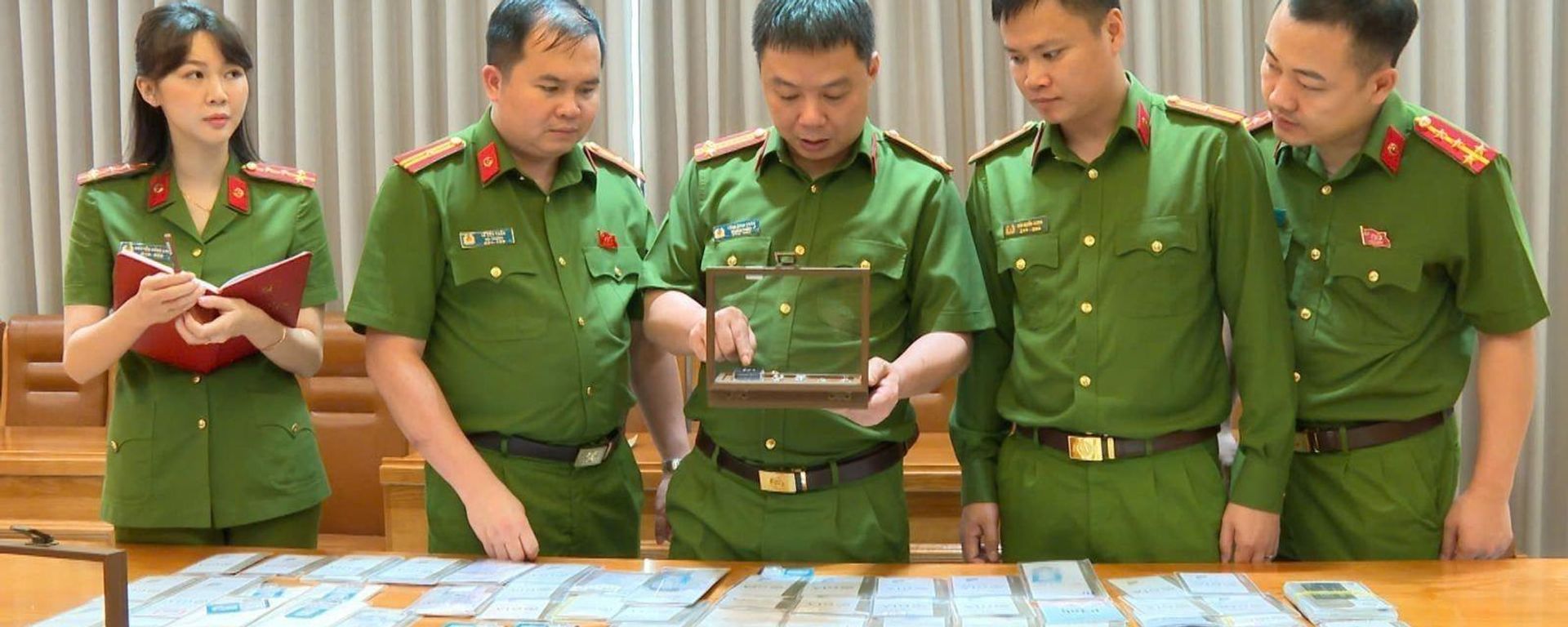 Thanh Hóa: Khởi tố 22 bị can, thu giữ 1.100 viên kim cương các loại từ đường dây buôn lậu kim cương xuyên quốc gia - Sputnik Việt Nam, 1920, 23.07.2026
