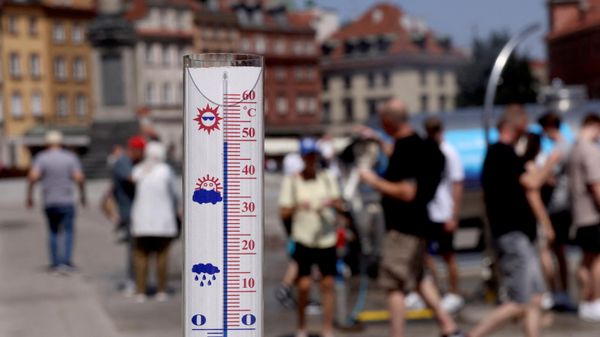 Nhiệt kế chỉ 50 độ C tại Quảng trường Lâu đài trong đợt nắng nóng ở Warsaw, Ba Lan - Sputnik Việt Nam