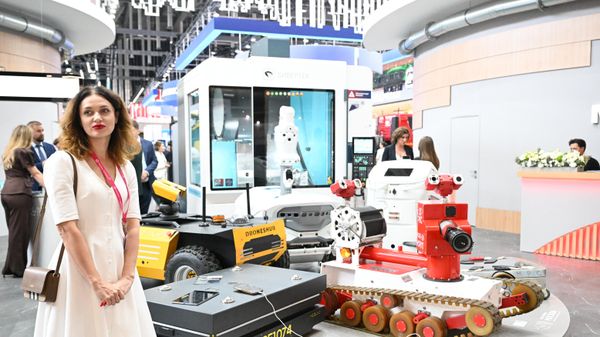 Посетители на стенде Москвы на международной промышленной выставке Иннопром в Екатеринбурге - Sputnik Việt Nam