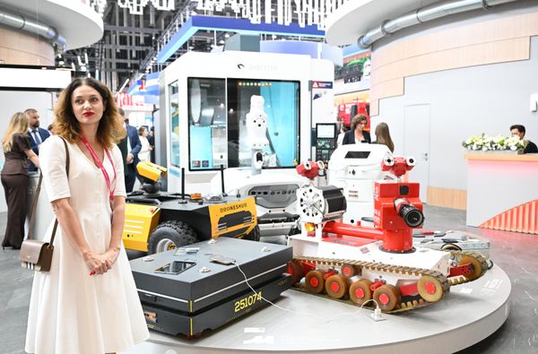 Khách tham quan tại gian hàng tại Triển lãm Công nghiệp Quốc tế Innoprom ở Yekaterinburg. - Sputnik Việt Nam