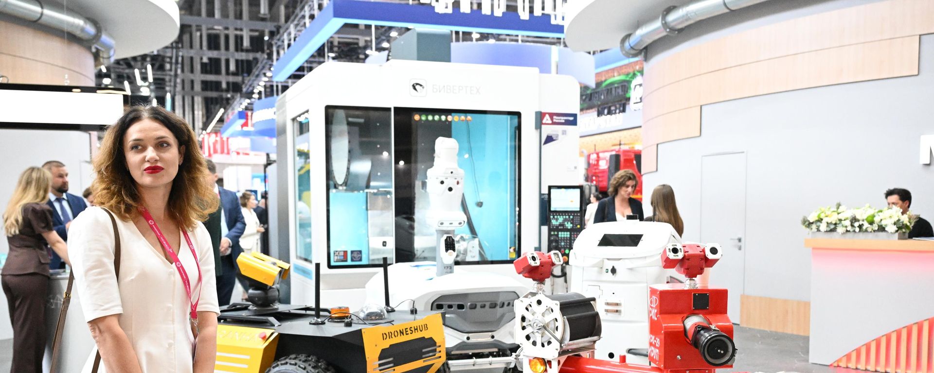 Посетители на стенде Москвы на международной промышленной выставке Иннопром в Екатеринбурге - Sputnik Việt Nam, 1920, 07.07.2026