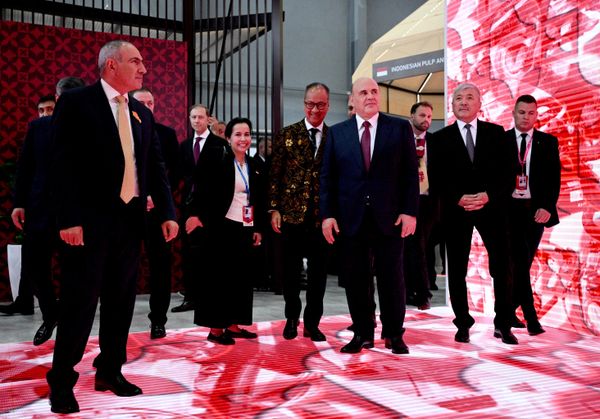 Các ông Nikol Pashinyan, Agus Gumiwang Kartasasmita, Mikhail Mishustin và Adylbek Kasymaliev tham quan các gian hàng của Triển lãm Công nghiệp Quốc tế Innoprom tại Yekaterinburg. - Sputnik Việt Nam