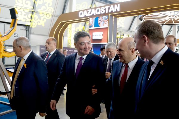 Ngày 6 tháng 7 năm 2026. Thủ tướng Nga Mikhail Mishustin và Thủ tướng Kazakhstan Olzhas Bektenov tham quan các gian hàng của Triển lãm Công nghiệp Quốc tế Innoprom tại Yekaterinburg. - Sputnik Việt Nam