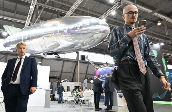 Khách tham quan tại Triển lãm Công nghiệp Quốc tế Innoprom ở Yekaterinburg. - Sputnik Việt Nam