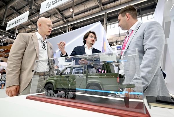 Khách tham quan tại gian hàng trưng bày radar giám sát trên không UAZ Patriot tại Triển lãm Công nghiệp Quốc tế Innoprom ở Yekaterinburg. - Sputnik Việt Nam