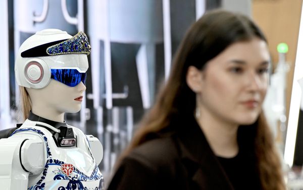 Khách tham quan tại gian hàng của tỉnh Kaluga tại Triển lãm Công nghiệp Quốc tế Innoprom ở Yekaterinburg. - Sputnik Việt Nam