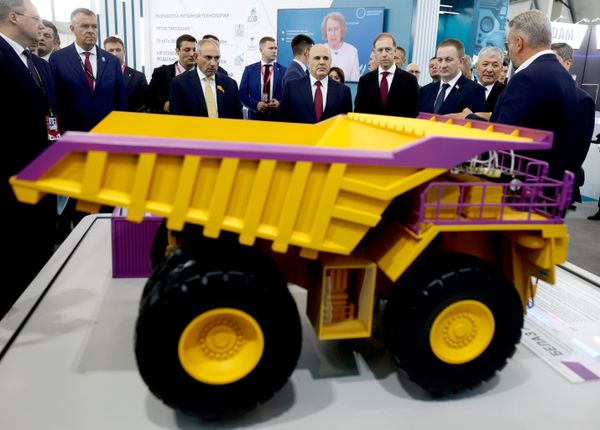 Các ông Nikol Pashinyan, Mikhail Mishustin, Denis Manturov, Alexander Turchin và Adylbek Kasymaliev thị sát các gian hàng tại Triển lãm Công nghiệp Quốc tế Innoprom ở Yekaterinburg. - Sputnik Việt Nam