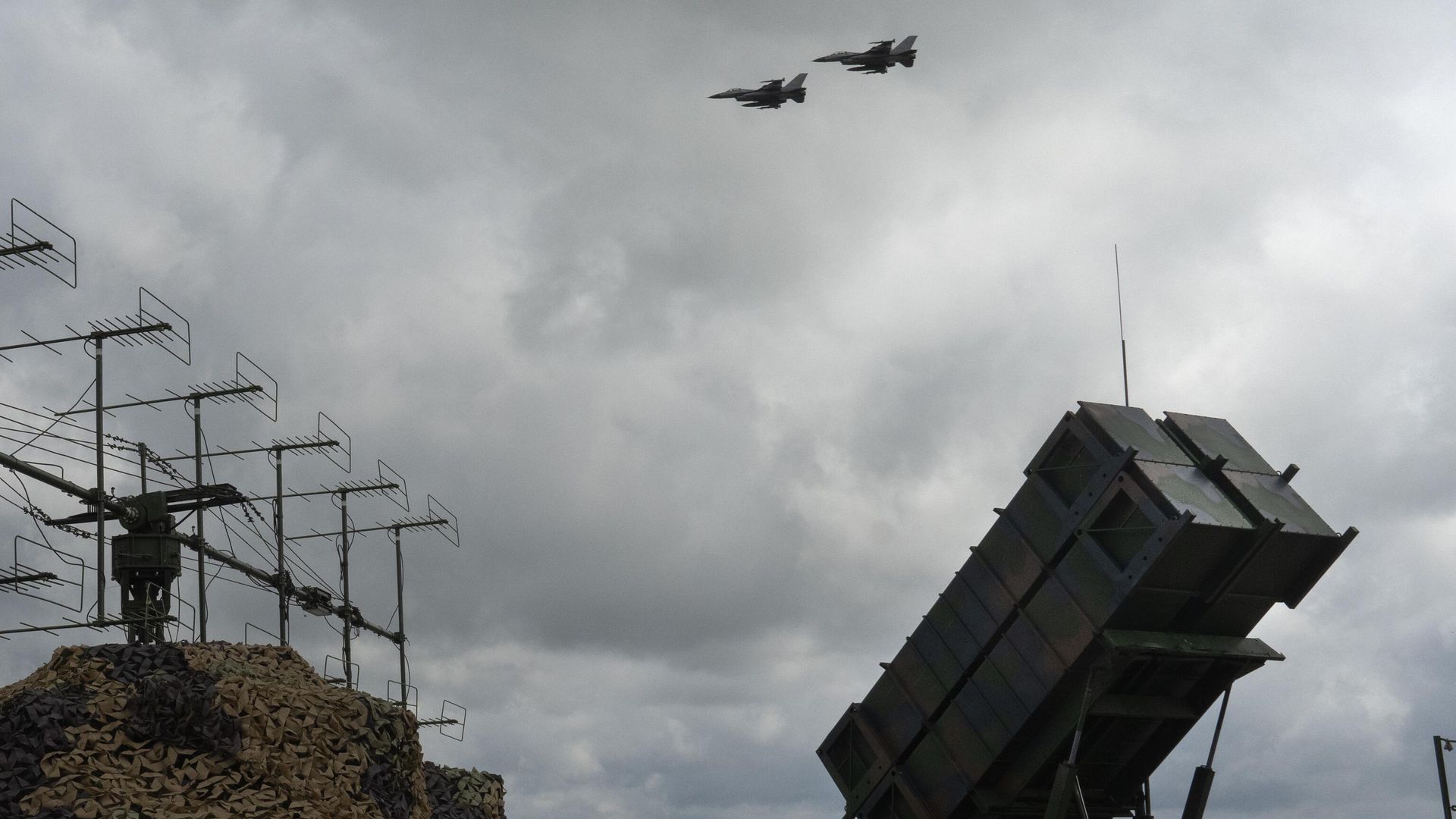 Các máy bay chiến đấu F-16 của Không quân Ukraine bay phía trên hệ thống phòng không và phòng thủ tên lửa Patriot Các máy bay chiến đấu F-16 của Không quân Ukraine bay phía trên hệ thống phòng không và phòng thủ tên lửa Patriot - Sputnik Việt Nam, 1920, 07.07.2026