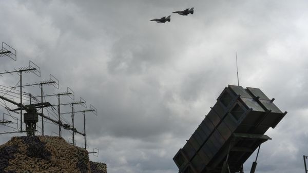 Các máy bay chiến đấu F-16 của Không quân Ukraine bay phía trên hệ thống phòng không và phòng thủ tên lửa Patriot - Sputnik Việt Nam