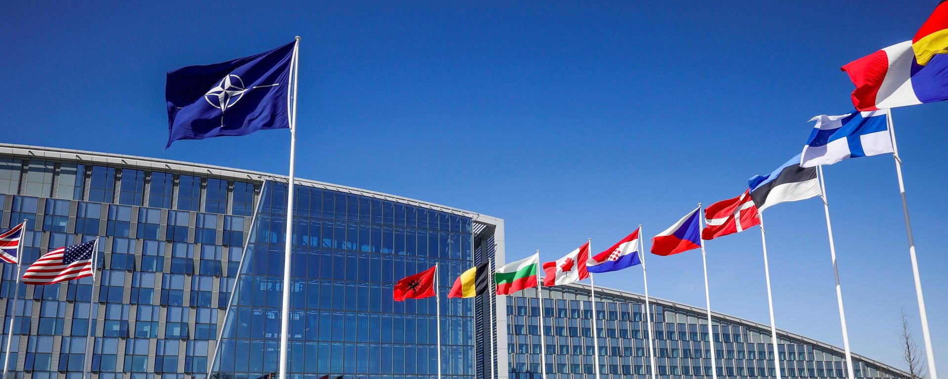 Cờ của các nước thành viên NATO tại trụ sở của tổ chức ở Brussels. - Sputnik Việt Nam, 1920, 08.07.2026