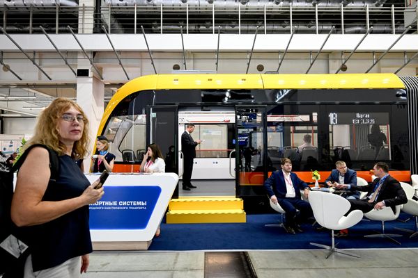 Khách tham quan tại Triển lãm Công nghiệp Quốc tế «Innoprom» ở Yekaterinburg. Phía sau: Toa xe điện «Bogatyr M» hai khoang được nâng cấp. - Sputnik Việt Nam