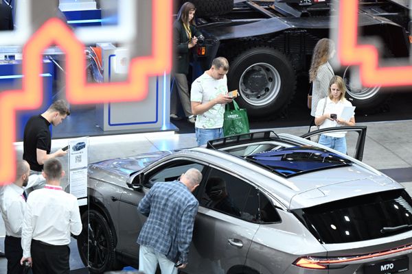 Xe ô tô «Moskvich M70» tại Triển lãm Công nghiệp Quốc tế «Innoprom» ở Yekaterinburg. - Sputnik Việt Nam
