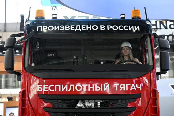 Máy kéo tự động AMT tại Triển lãm Công nghiệp Quốc tế «Innoprom» ở Yekaterinburg. - Sputnik Việt Nam