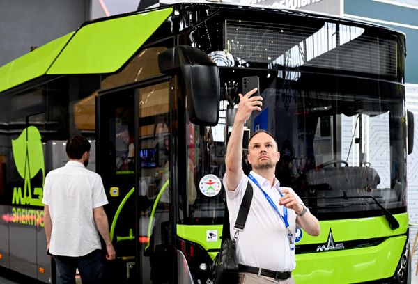 Xe buýt điện MAZ trong gian trưng bày của Belarus tại Triển lãm Công nghiệp Quốc tế «Innoprom» ở Yekaterinburg. - Sputnik Việt Nam