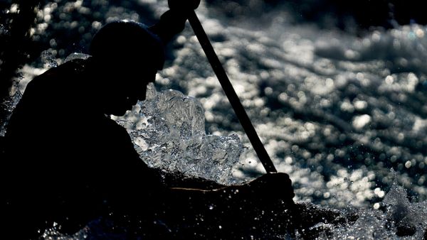 Ông Pavel Eigel, vận động viên Nga và là thành viên của Đội tuyển Canoeing Slalom quốc gia Nga, tập luyện trước khi thi đấu tại Thế vận hội Mùa hè XXXII ở Tokyo Ông Pavel Eigel, vận động viên Nga và là thành viên của Đội tuyển Canoeing Slalom quốc gia Nga, tập luyện trước khi thi đấu tại Thế vận hội Mùa hè XXXII ở Tokyo - Sputnik Việt Nam