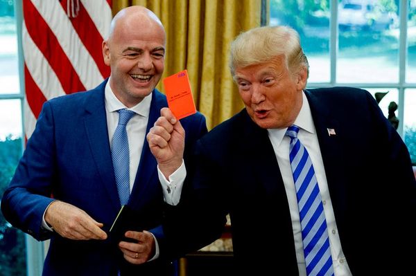 Chủ tịch FIFA Gianni Infantino và Tổng thống Mỹ Donald Trump tại Phòng Bầu dục của Nhà Trắng, ngày 28 tháng 8 năm 2018, tại Washington, D.C Chủ tịch FIFA Gianni Infantino và Tổng thống Mỹ Donald Trump tại Phòng Bầu dục của Nhà Trắng, ngày 28 tháng 8 năm 2018, tại Washington, D.C - Sputnik Việt Nam