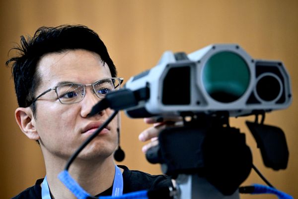 Máy đo góc/định vị quân sự độ chính xác cao DA-PT101 tại triển lãm quốc tế Drone Expo về hệ thống máy bay không người lái ở Kazan. - Sputnik Việt Nam