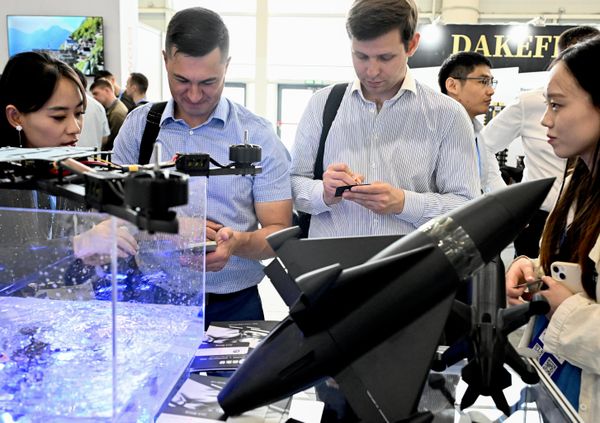 Khách tham quan tại triển lãm quốc tế Drone Expo ở Kazan. - Sputnik Việt Nam