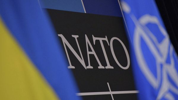 Cờ của Ukraina và NATO - Sputnik Việt Nam