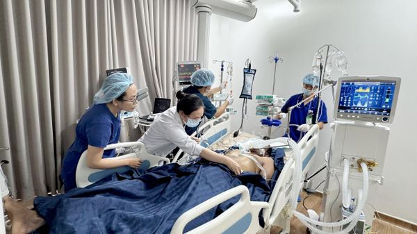 Bác sĩ Bệnh viện Chợ Rẫy mang ECMO chi viện Phú Quốc cứu nạn nhân vụ lật canô - Sputnik Việt Nam