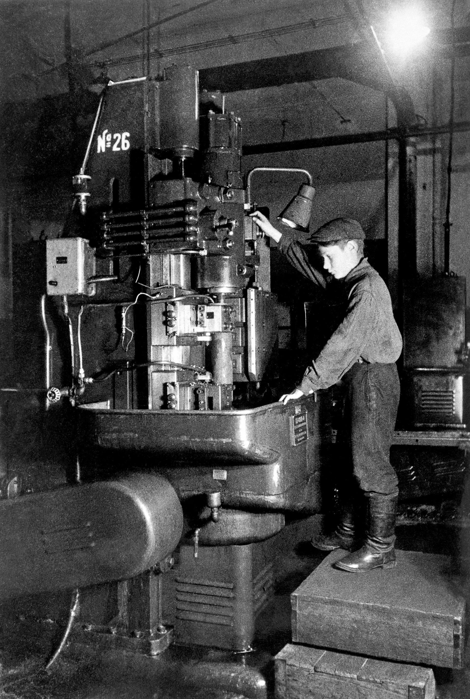 Подросток работает на на советском оружейном заводе во время ВОВ - Sputnik Việt Nam, 1920, 13.07.2026