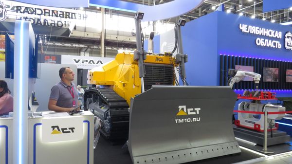 Máy ủi không người lái DST-Ural D14 tại triển lãm INNOPROM-2026. - Sputnik Việt Nam