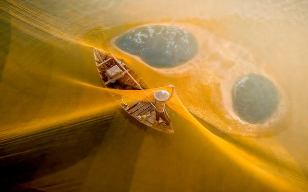 Bức ảnh "Dawn Net" của nhiếp ảnh gia Singapore Chin Leong Teo, đạt giải nhì tại cuộc thi The 2nd International Aerial Photographer of the Year 2026. - Sputnik Việt Nam