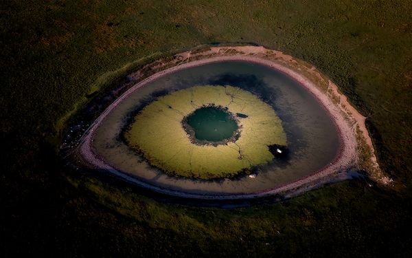 Bức ảnh "The Eye of the Apennines" của nhiếp ảnh gia Ý Valeria Castiello, lọt vào TOP 101 của cuộc thi The 2nd International Aerial Photographer of the Year 2026. - Sputnik Việt Nam