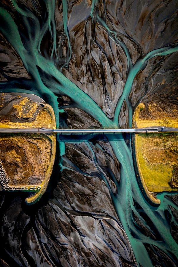 Bức ảnh "Confluence" của nhiếp ảnh gia Ấn Độ Avishek Patra, lọt vào TOP 101 của cuộc thi The 2nd International Aerial Photographer of the Year 2026. - Sputnik Việt Nam