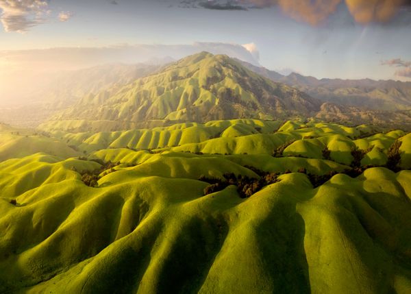 Bức ảnh "Emerald Waves at Dusk" của nhiếp ảnh gia Mỹ Chengming Liu, giành chiến thắng tại hạng mục Mountain của cuộc thi The 2nd International Aerial Photographer of the Year 2026. - Sputnik Việt Nam