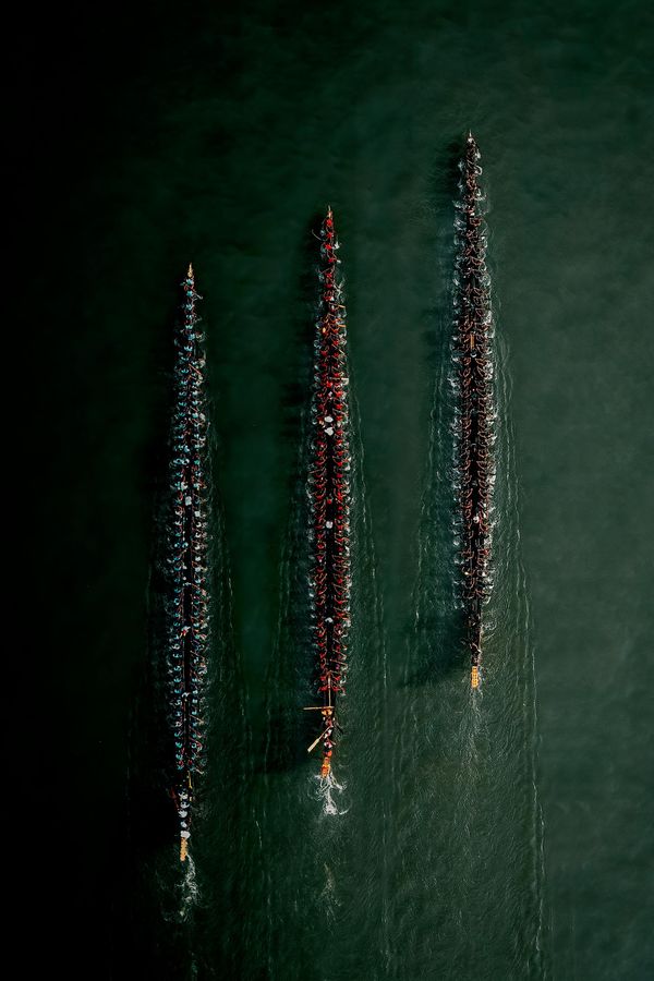 Bức ảnh "Rhythm of the Oars" của nhiếp ảnh gia Ireland Savadmon Avalachamveettil, giành chiến thắng tại hạng mục The Above Water Award của cuộc thi The 2nd International Aerial Photographer of the Year 2026. - Sputnik Việt Nam