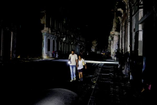 Người dân trên đường phố ở Havana trong lúc mất điện. - Sputnik Việt Nam