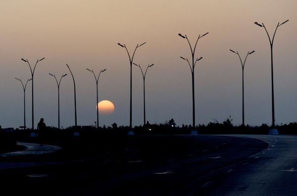 Những người đàn ông ngồi trên cốp xe ô tô trong lúc mất điện ở Havana. - Sputnik Việt Nam