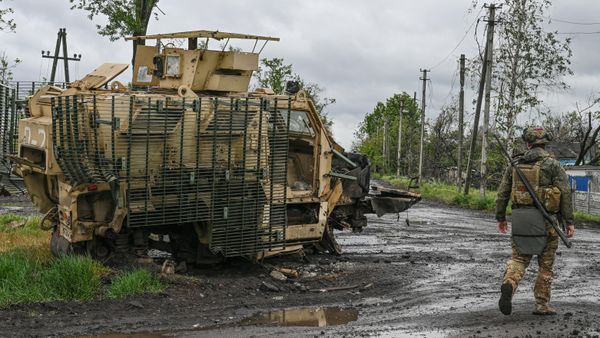 Một xe bọc thép chở quân MaxxPro của Lực lượng vũ trang Ukraine trên một con phố ở Selydovo - Sputnik Việt Nam