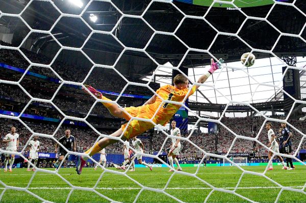Thủ môn Jordan Pickford (1) của đội tuyển Anh nhìn lại sau khi Enzo Fernandez (24) của Argentina ghi bàn thắng đầu tiên trong trận bán kết World Cup giữa Anh và Argentina - Sputnik Việt Nam