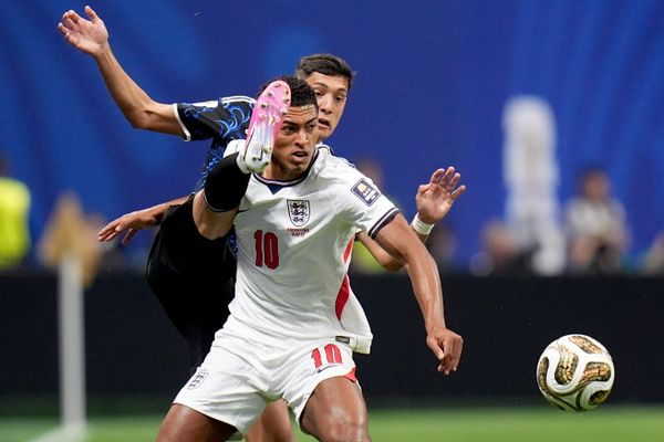 Jude Bellingham (10) của đội tuyển Anh giành bóng với Nahuel Molina (26) của Argentina trong trận bán kết World Cup giữa Anh và Argentina - Sputnik Việt Nam