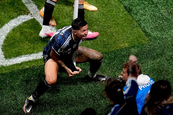 Enzo Fernandez (24) của Argentina ăn mừng bàn thắng thứ hai cho đội mình trong trận bán kết World Cup giữa Anh và Argentina - Sputnik Việt Nam